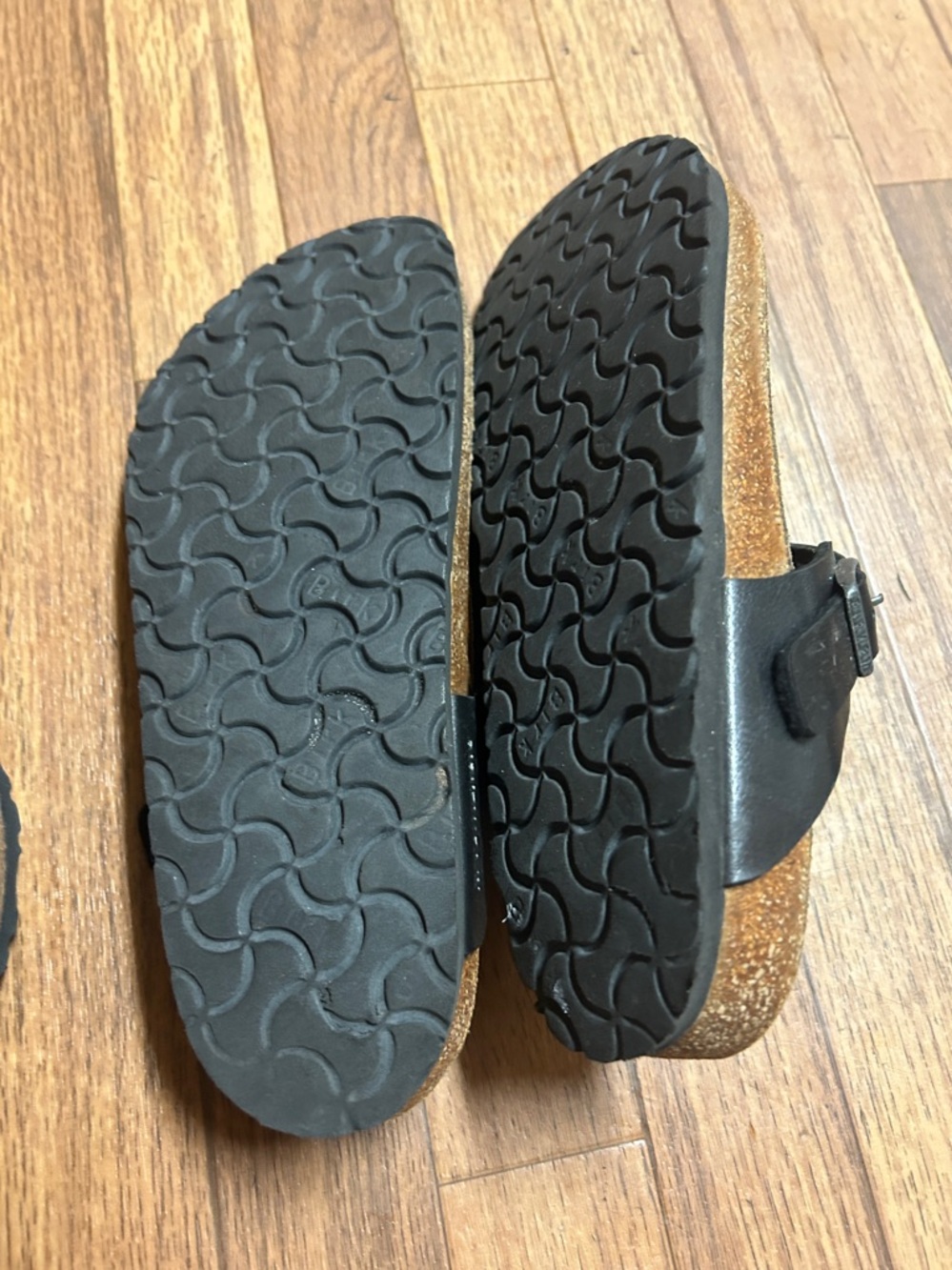 Birkenstock Black Leather T-Strap Thong Sandals - Picture 6 of 6